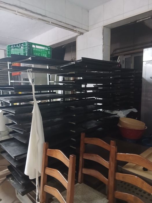 Latas de pastelaria e carrinhos de armazenar