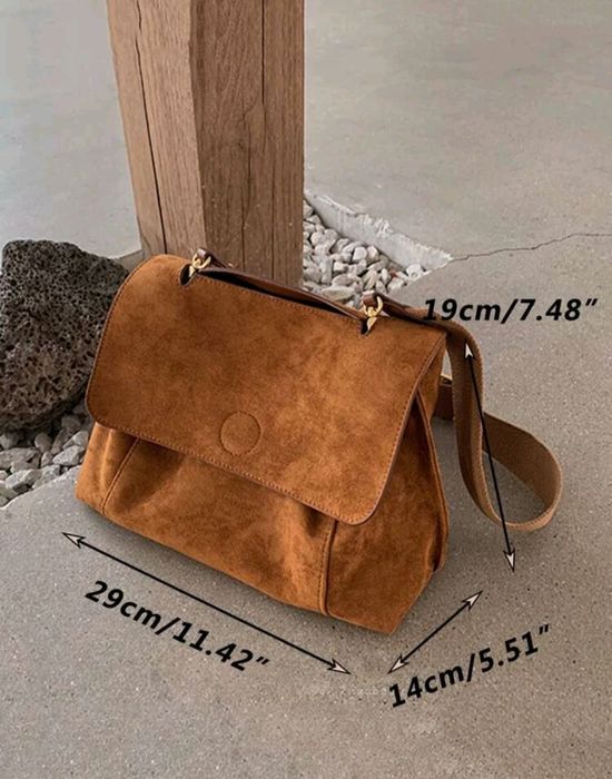 Bolsa Crossbody em camel,com alça ajustável.  Couro sintético