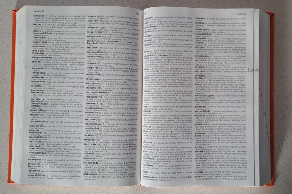 Dicionário de Língua Portuguesa com 1812 páginas, da Porto Editora.