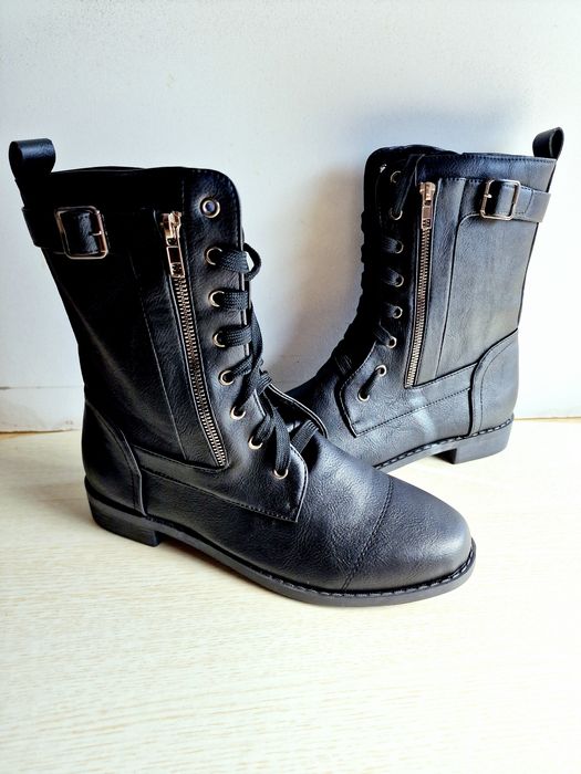 Botas Cano Médio Pretas Fivelas