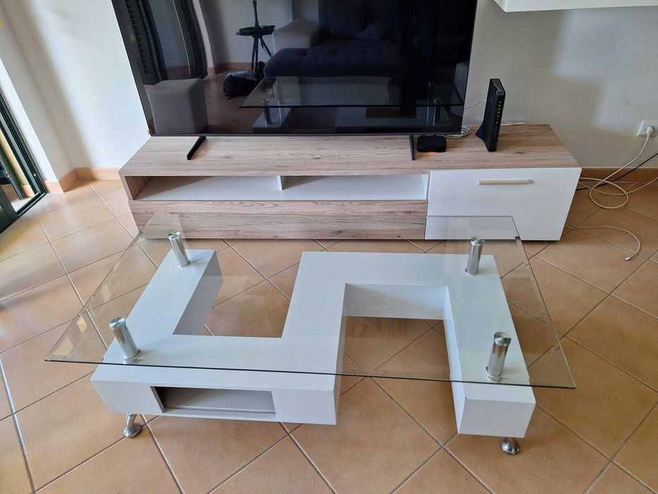 Mesa de Sala com Tampo de Vidro e 2 Bancos Incluídos