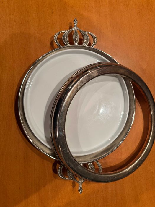 Prato de servir com base de metal