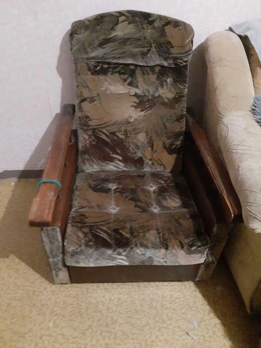 Дивани   в наявності і крісло