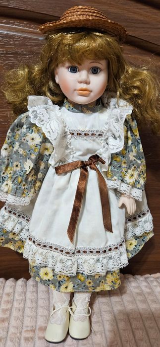 Лялька порцелянова 40см