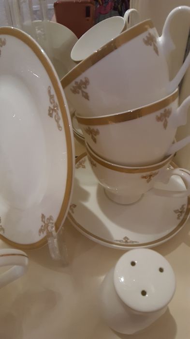 Продам шикарный столовый сервиз на 6 персон. 48 предметов.