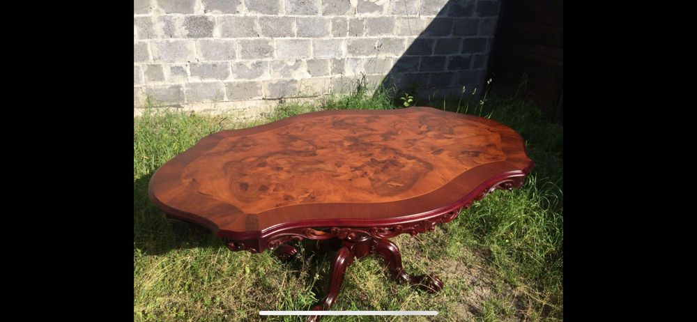 Стіл в стилі бароко