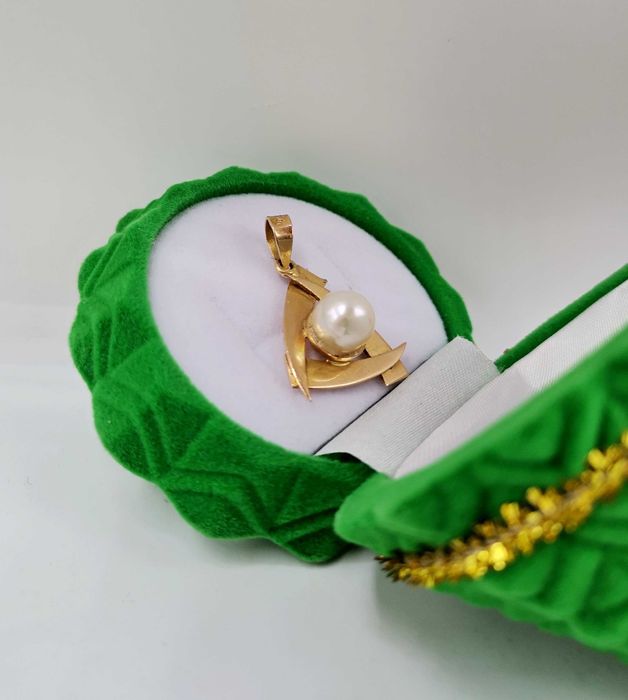 Złota zawieszka z perłą naturalną.