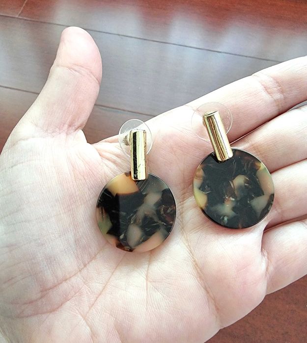 Brincos com detalhe dourado e padrão castanho H&M