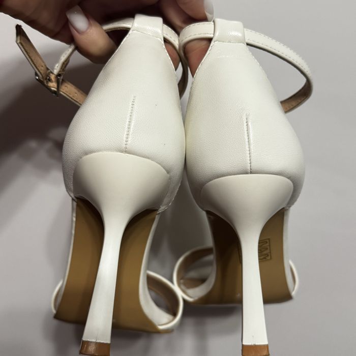 Білі   босоніжки