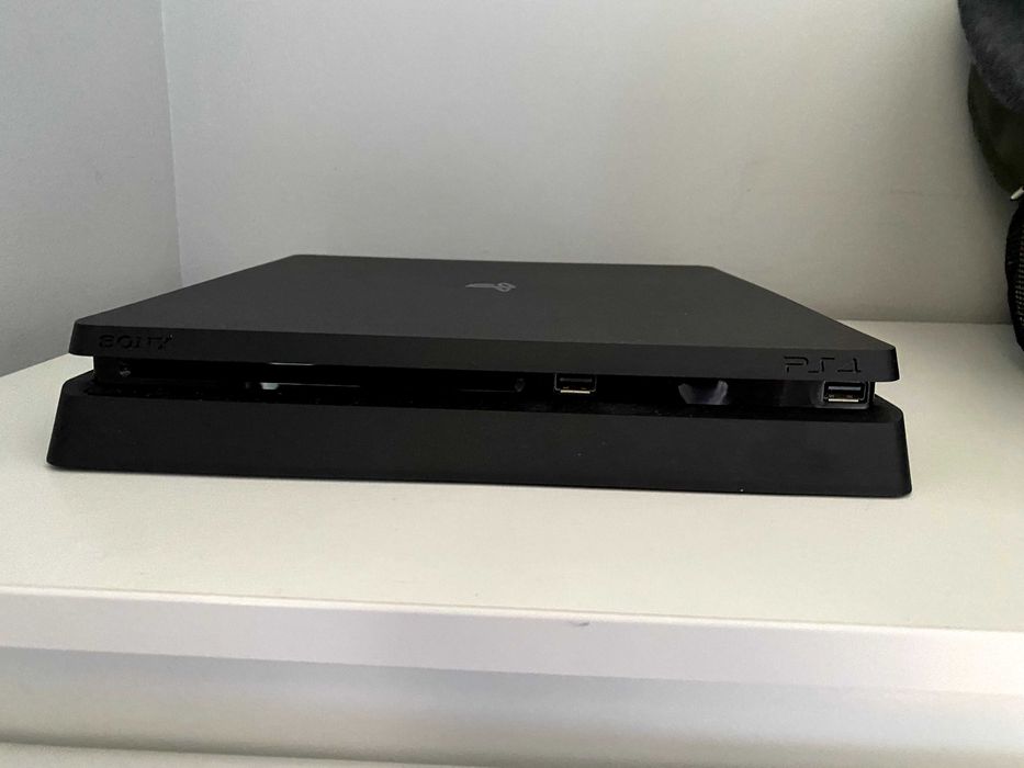 PS4 Slim + jogos