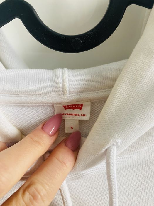 Levi’s biała bluza z kapturem rozm.S czerowne cekinowe logo