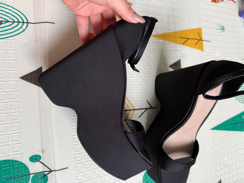 Босоніжки чорні на платформі 38 розмір сатин