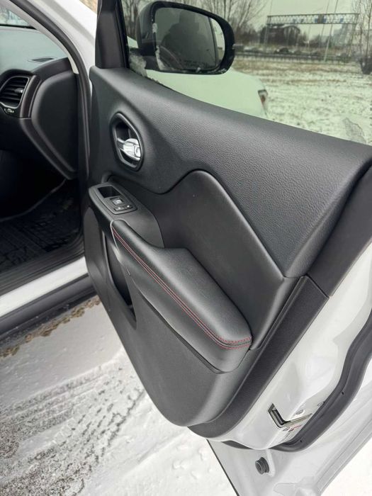 Jeep Cherokee trailhawk власник