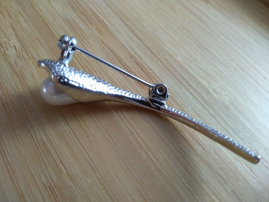 Broszka, kalia z perełką