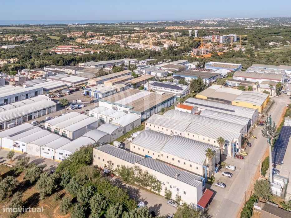 Armazém com 4 frações comerciais em Vilamoura, Algarve