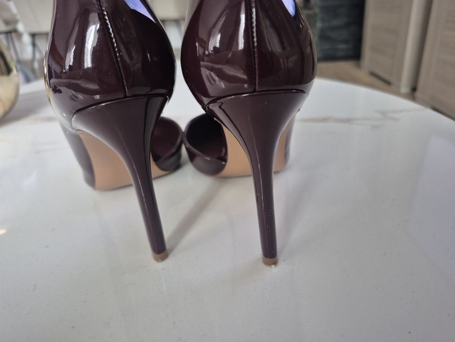 Szpilki lakierowane Mango