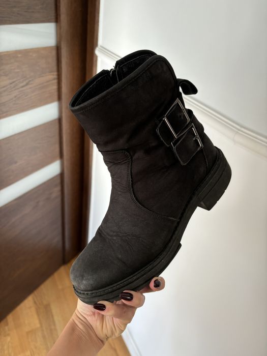 Badura czarne skórzane botki za kostkę z klamrami 38 zapinane na suwak