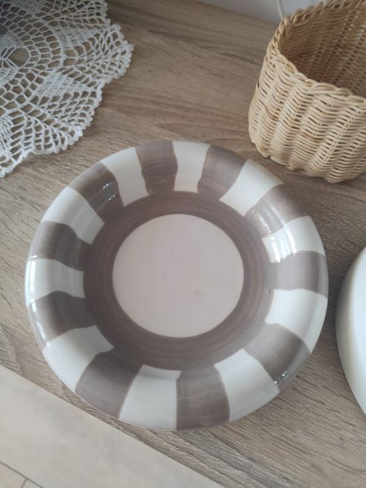 Dwie ceramiczne podstawki, koszyczek