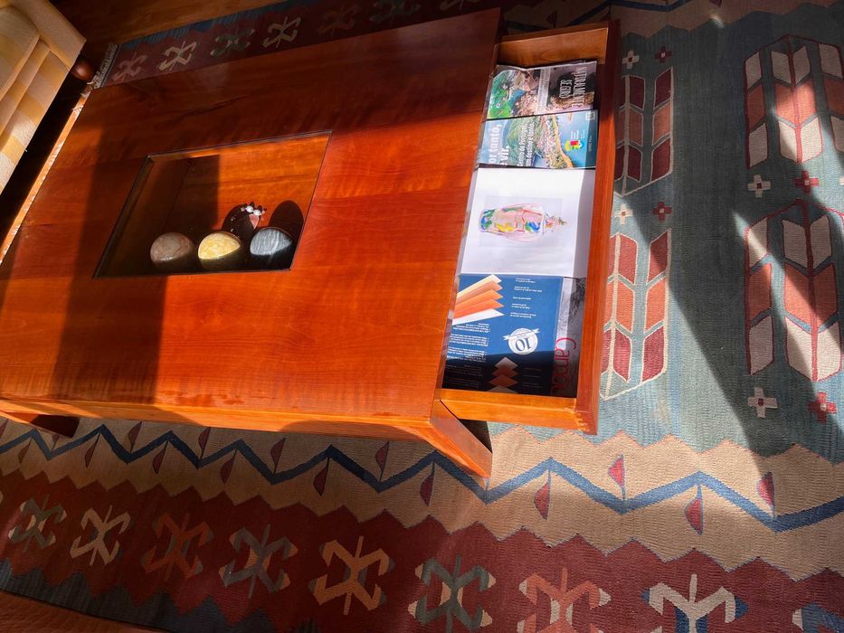 Final de" stock "! Mesa de apoio com acabamento em cerejeira.