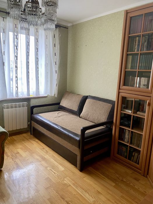 Простора  3 кім. квартира біля війского інст. на Богуніі