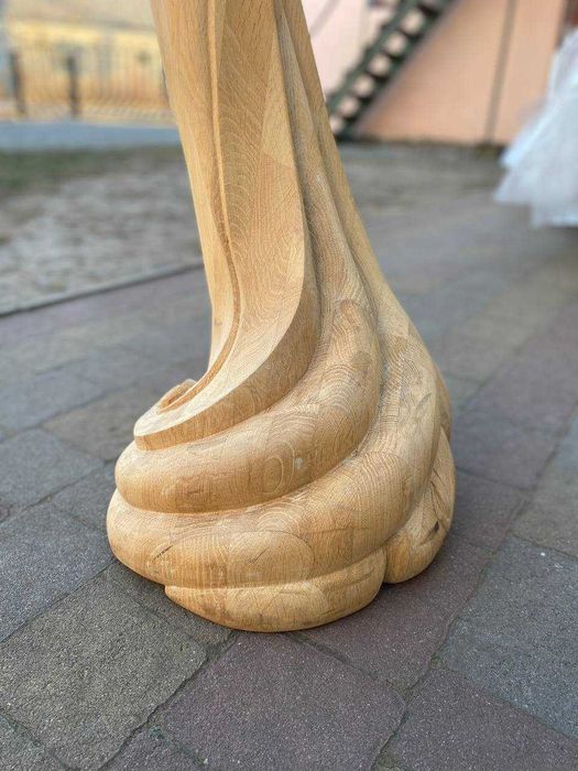 різьблений дубовий стовп до перил