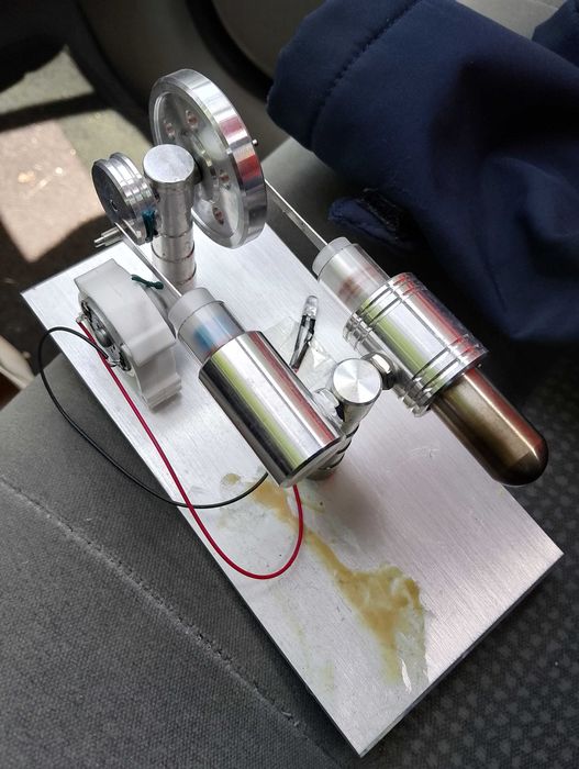 Model silnika Stirlinga.