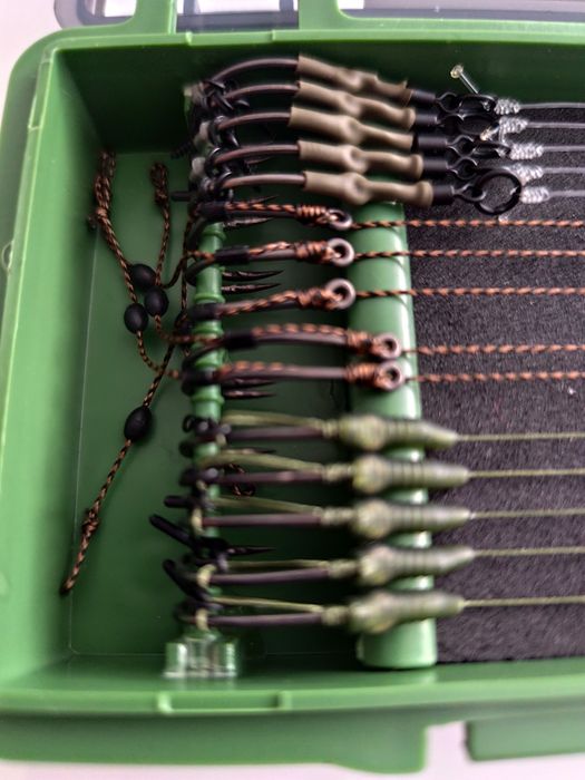 Przypony karpiowe 15szt  w piórniku. Ronnie Rig, Slip D Rig, Włosowy.