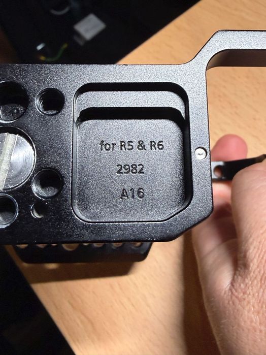 CAGE  p/ Canon EOS R5 e R6 SMALLRIG 2982