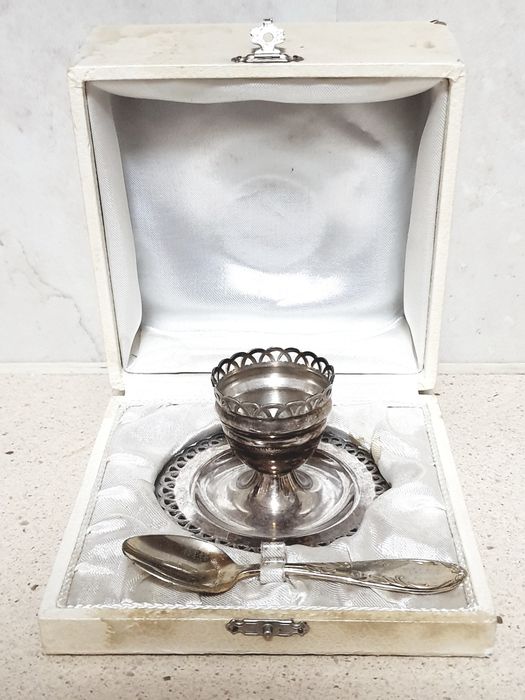 Lindo antigo copo de ovo francês em casquinha