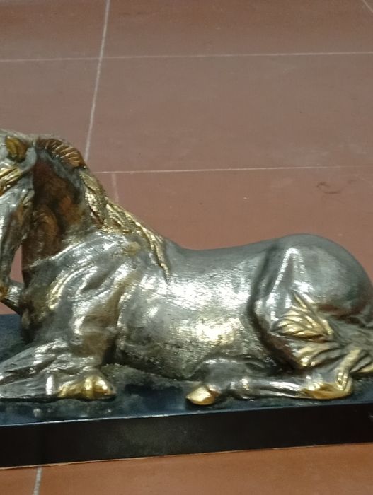 Estátua de Cavalo Deitado em Metal Pesado para decorar sala de estar