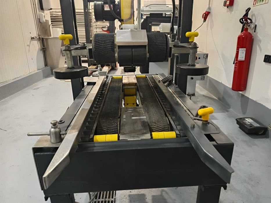 maquina de fechar caixas - SIAT