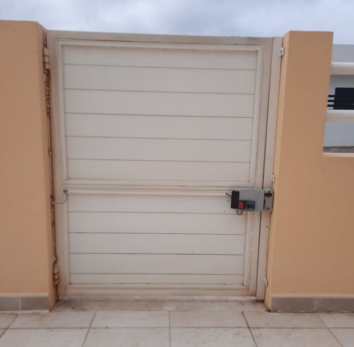 Portão + portão branco de alumínio