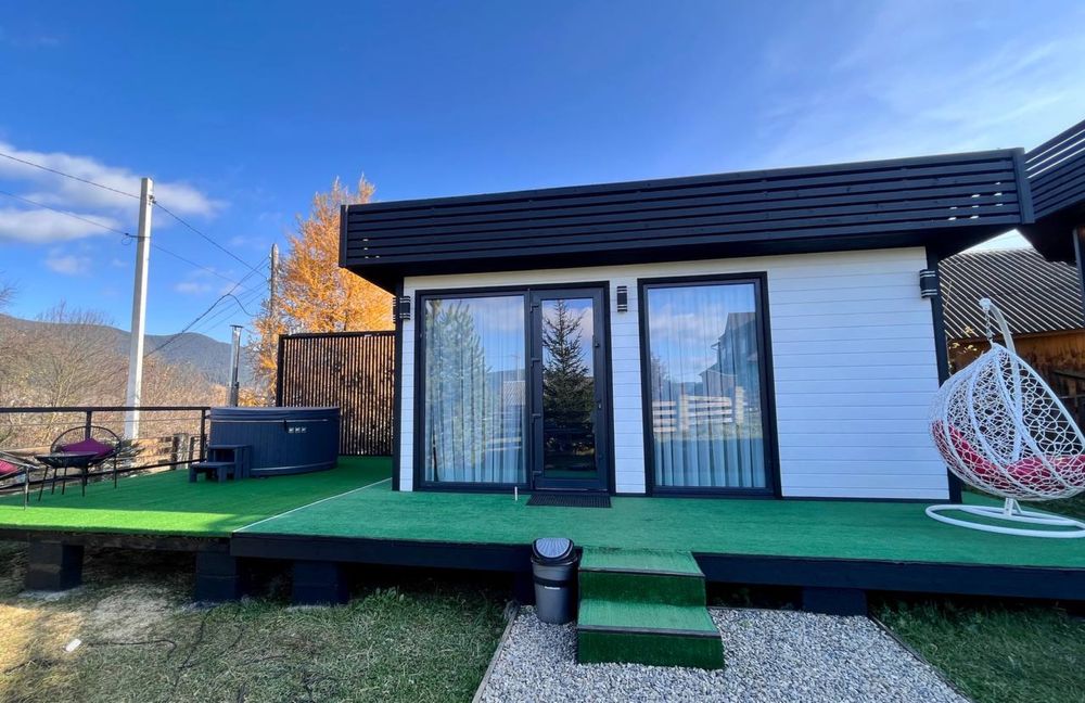 Будиночок в Карпатах B&W