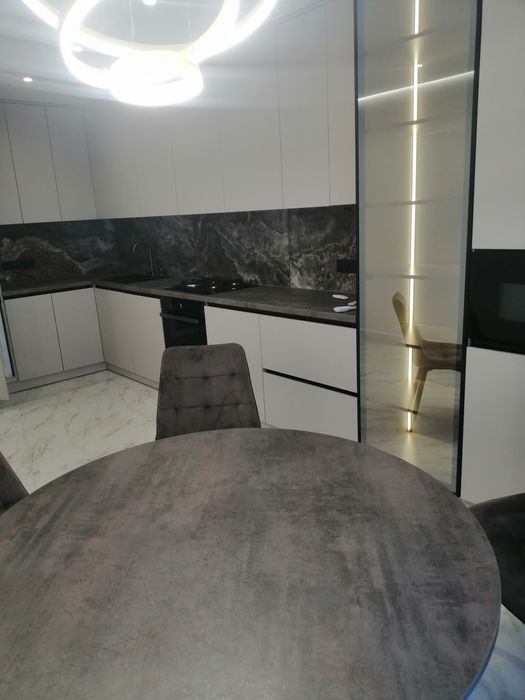 Здається елітна квартира в центрі біля парку, озера,