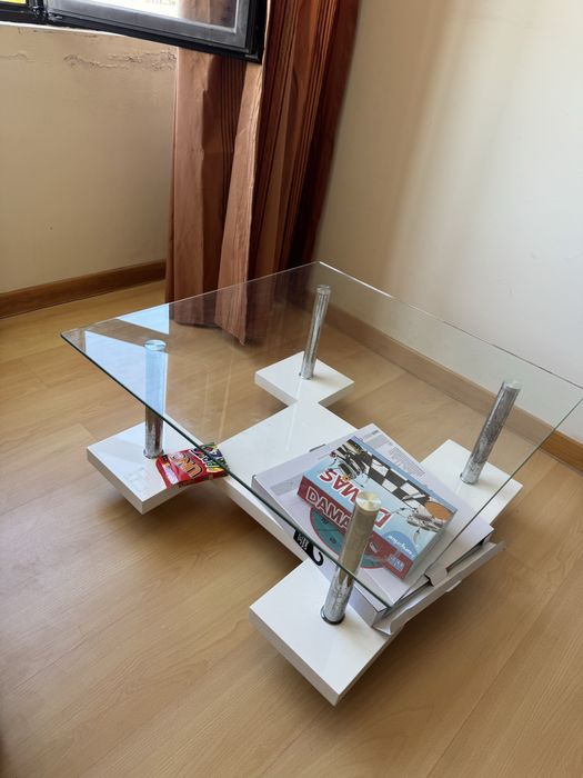 Movel de tv branco em perfeito estado , sem riscos , mesa de centro  incluso no valor