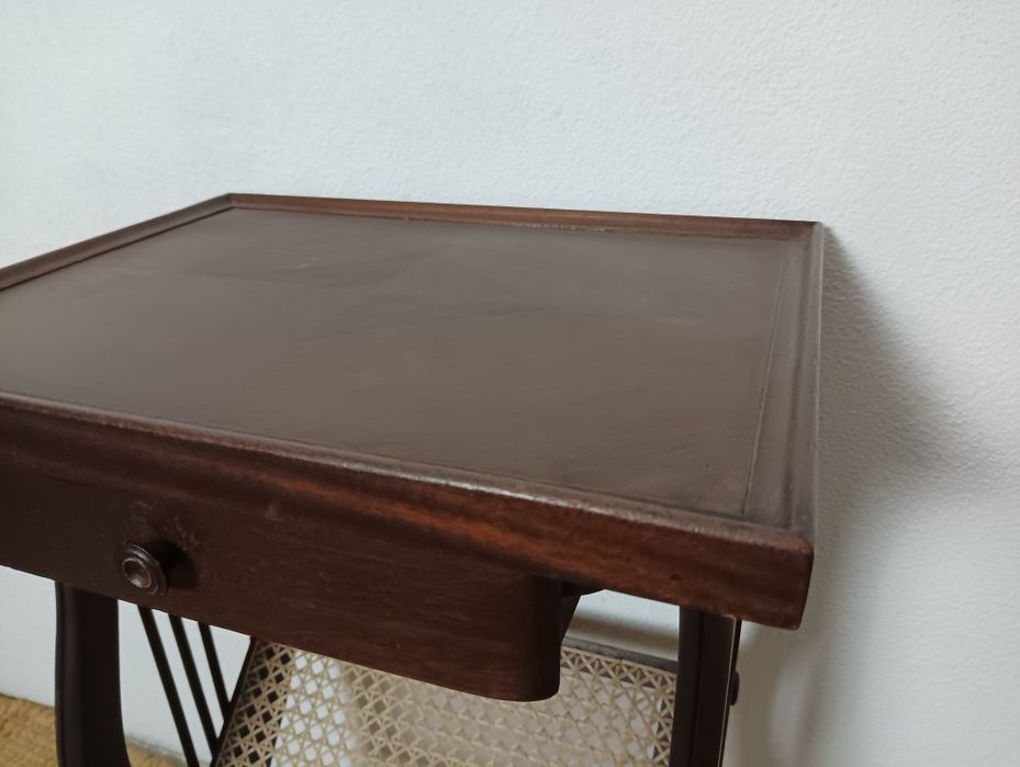 Mesa de apoio com gaveta