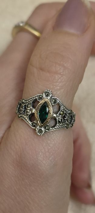 Anel antigo em prata com marcassitas e pedra verde