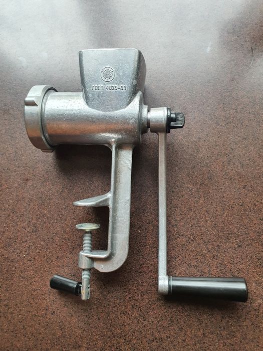 Мясорубка ручная,бытовая,алюминиевая.ПОЛТАВА.НОВАЯ!