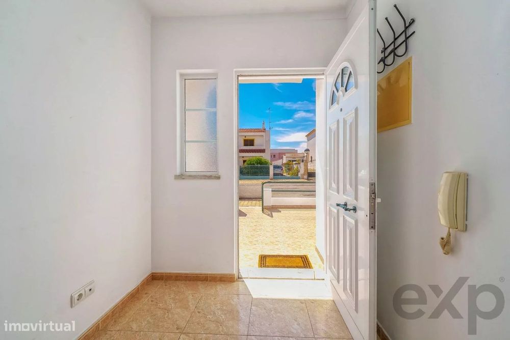 Moradia T2+1 com quintal e terraços com vista mar em Olhão, junto à Ri