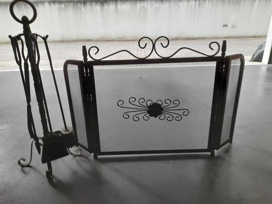 Proteção de lareira. Grade com acessórios/utensílios em ferro forjado