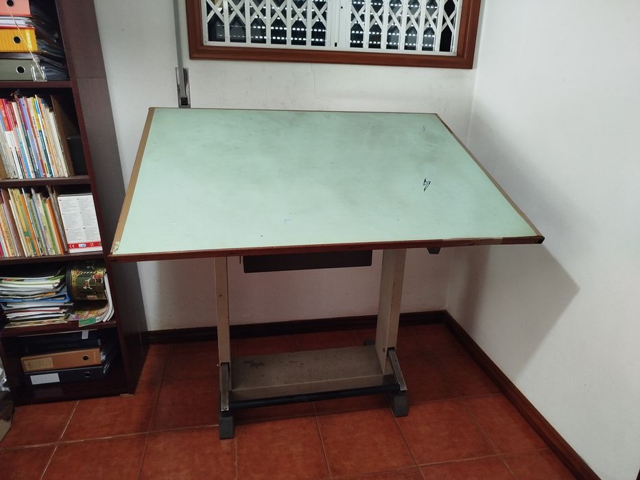 Mesa de desenho ajustável