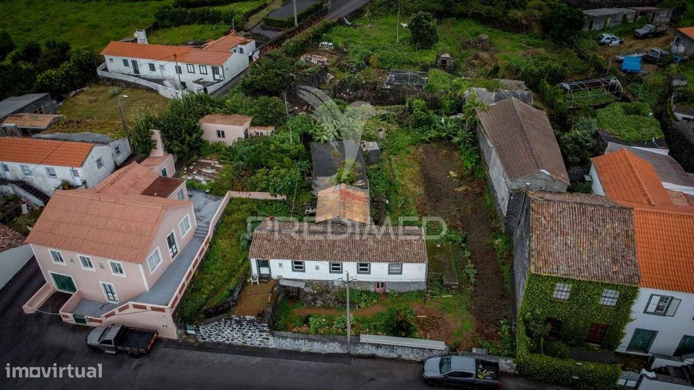 T2 para Remodelação com Vista de Mar e Terreno – São Mateus, Madale...