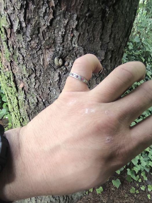 Minimalistyczny stary srebrny pierścionek z różowym oczkiem