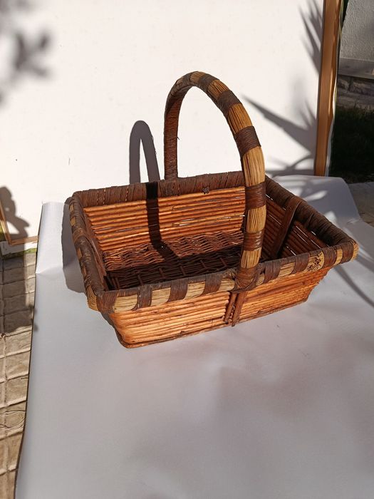 Cesto de vime castanho claro e escuro