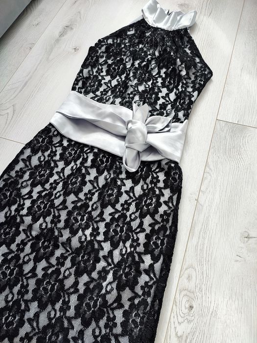 Elegancka koronkowa satynowa czarna srebrna sukienka do kolan r. 36