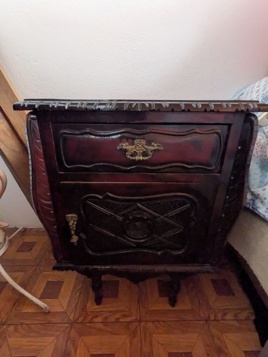 Mobília de quarto, cama, cómoda,espelho,mesas cabeceira