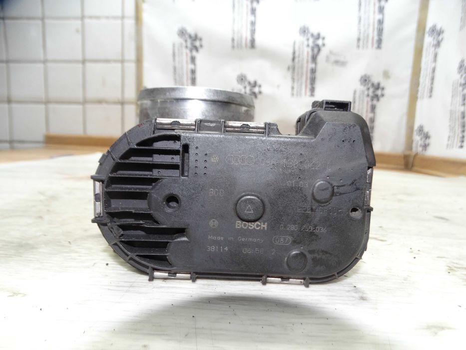 Заслонка дросельна Vw Golf 4 Skoda Tur Jetta Bora 1.8бензин 06A133062C