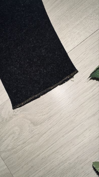 Тепленька сукня до колін по бокам з розрізами