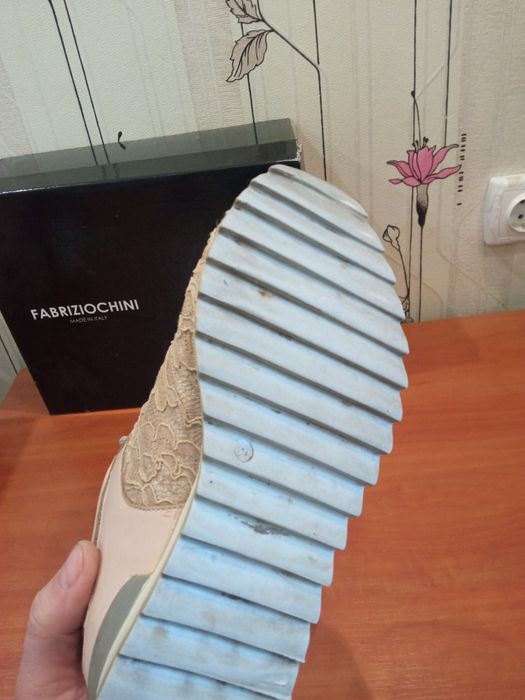 Продам женские демисезонные кожаные кроссовки La Pinta.