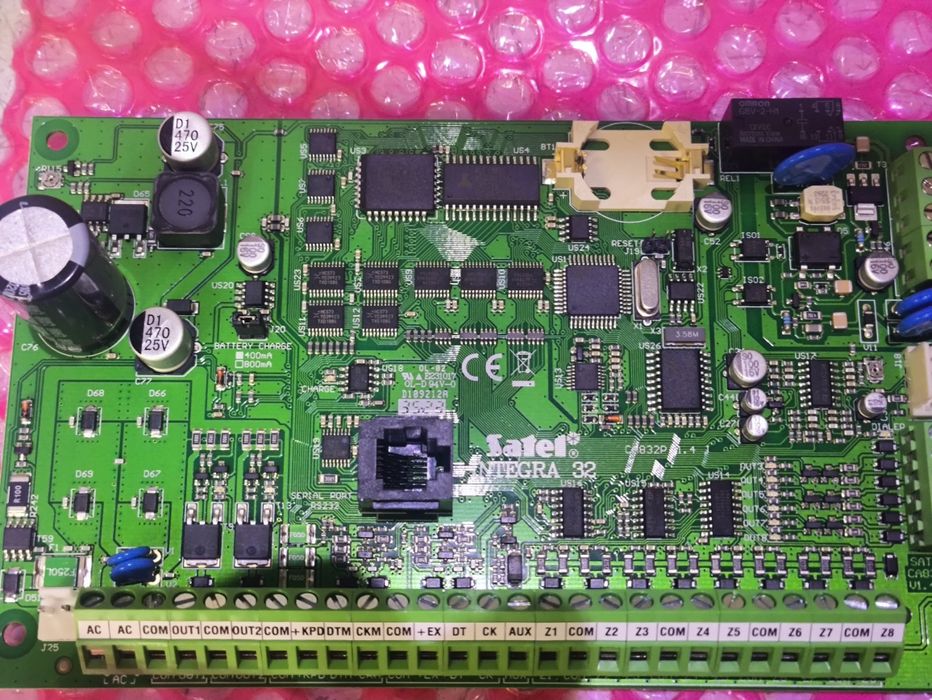 Płyta  centrali alarmowej od 8 do 32 wejść i wyjść Satel INTEGRA 32